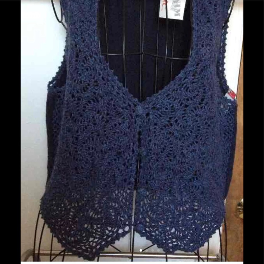 Vest Size M NWT